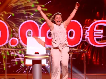 Raquel consigue los 50.000€ del premio de ‘Juego de juegos’ y lo celebra haciendo la garrapata Raquel consigue los 50.000€ del premio de ‘Juego de juegos’ y lo celebra haciendo la garrapata