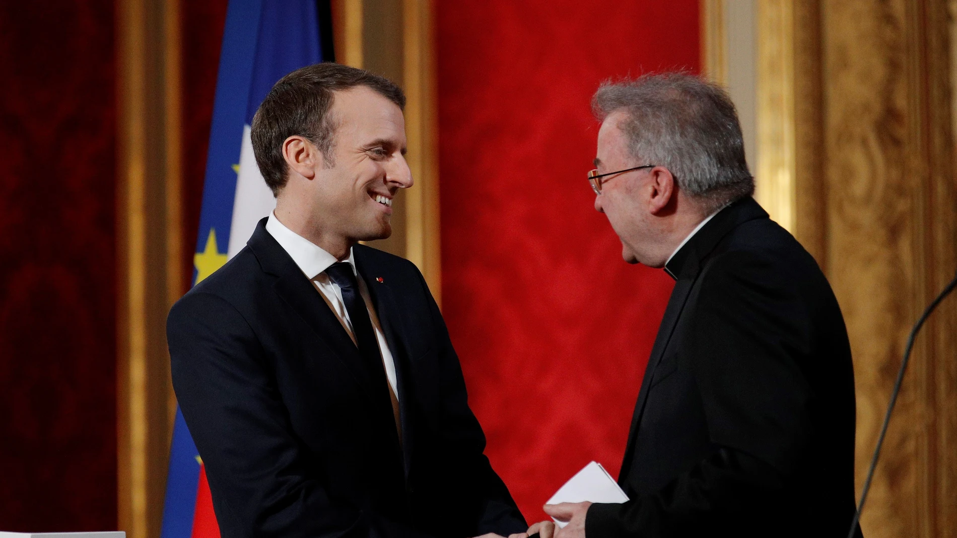 Luigi Ventura junto al presidente Macron Luigi Ventura junto al presidente Macron