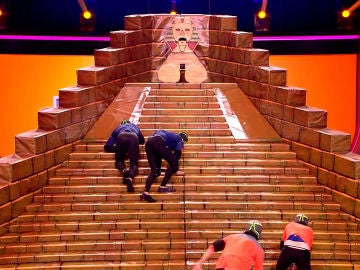 Los concursantes se enfrentan a la divertida pirámide inclinada y resbaladiza de ‘Juego de juegos’ 