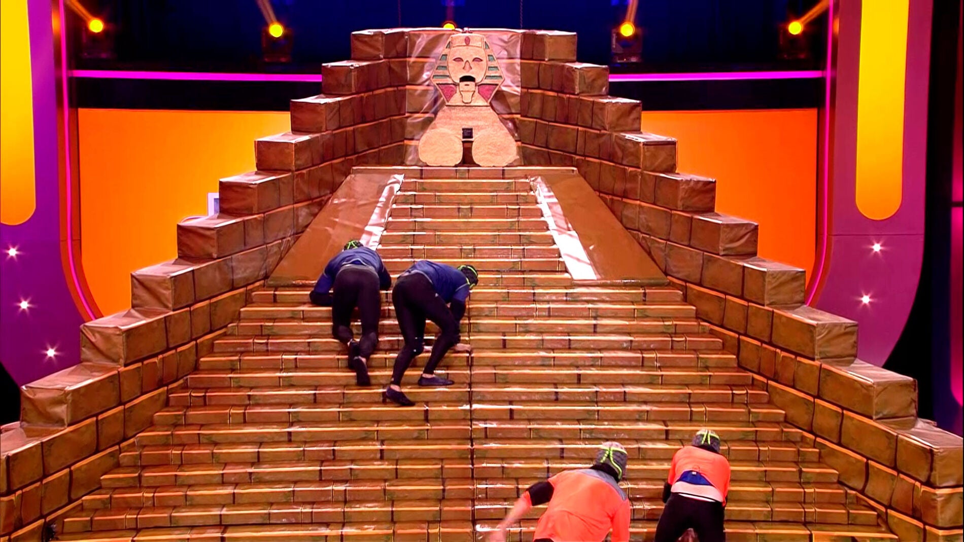 Los concursantes se enfrentan a la divertida pir&aacute;mide inclinada y resbaladiza de &lsquo;Juego de juegos&rsquo; 