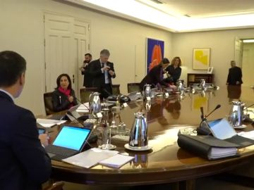 Así recibieron los ministros a Pedro Sánchez tras la convocatoria de elecciones Así recibieron los ministros a Pedro Sánchez tras la convocatoria de elecciones