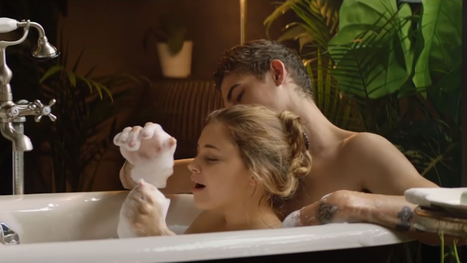 Josephine Langford y Hero Fiennes en 'After'