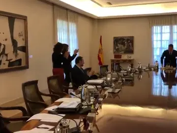 Así recibieron los ministros a Pedro Sánchez tras la convocatoria de elecciones Así recibieron los ministros a Pedro Sánchez tras la convocatoria de elecciones