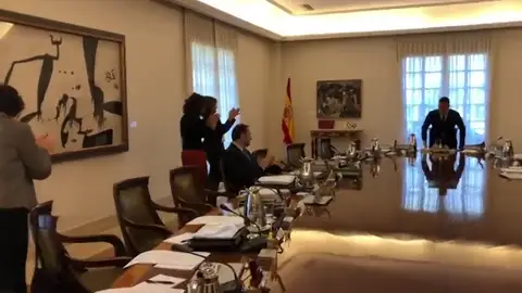 Así recibieron los ministros a Pedro Sánchez tras la convocatoria de elecciones Así recibieron los ministros a Pedro Sánchez tras la convocatoria de elecciones