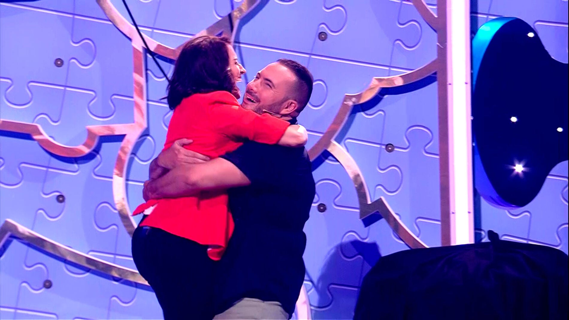 V&iacute;deo: Un concursante de &lsquo;Juego de juegos&rsquo; a Silvia Abril: &ldquo;Vengo a que me des un beso&rdquo;