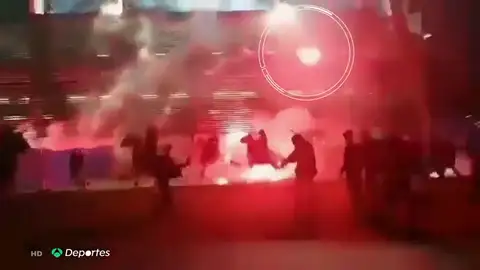 Los ultras atacan de nuevo: batalla campal en Zúrich y bengalas contra unos caballos en Plzen Los ultras atacan de nuevo: batalla campal en Zúrich y bengalas contra unos caballos en Plzen