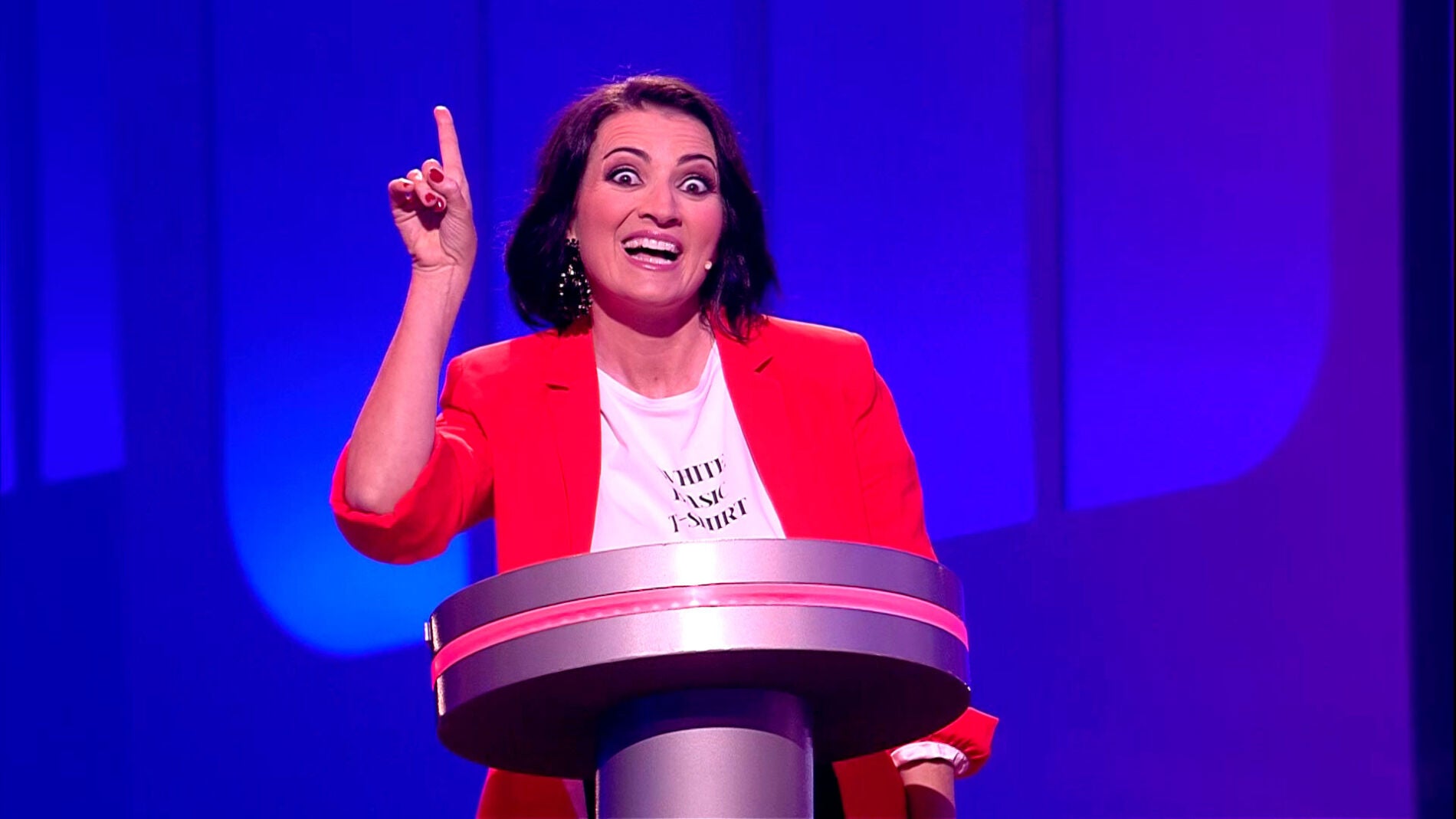 Silvia Abril se convierte en azafata de vuelo para presentar un juego mareante