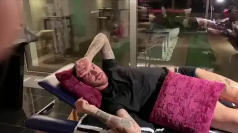 Sergio Ramos se hace un nuevo tatuaje al ritmo de Alejandro Sanz y Nicky Jam Sergio Ramos se hace un nuevo tatuaje al ritmo de Alejandro Sanz y Nicky Jam