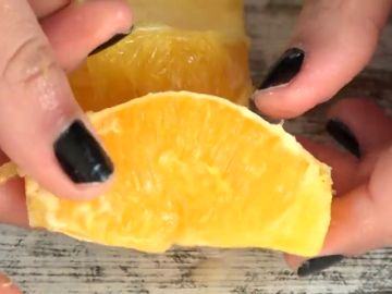 ¿Es esta la técnica definitiva de pelar una naranja?