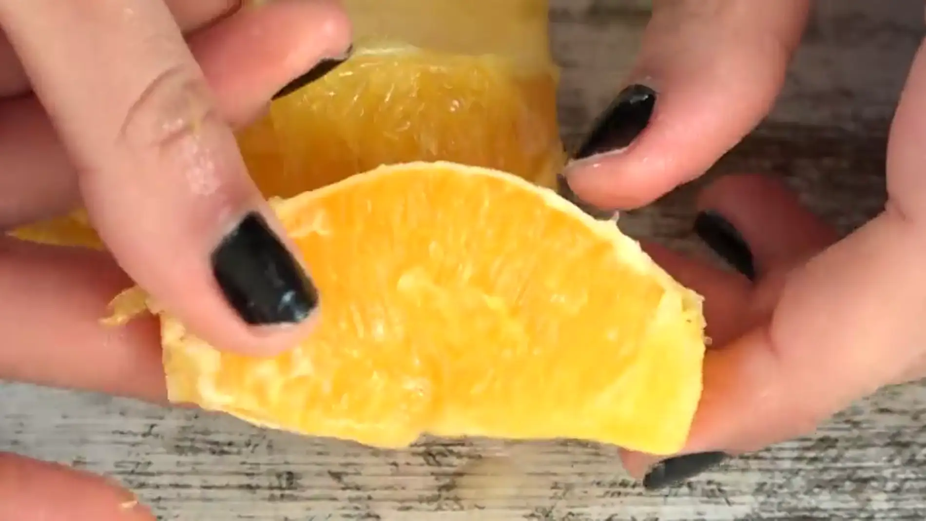 ¿Es esta la técnica definitiva de pelar una naranja?