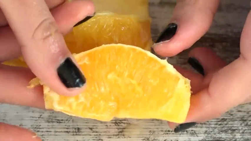 ¿Es esta la técnica definitiva de pelar una naranja? ¿Es esta la técnica definitiva de pelar una naranja?