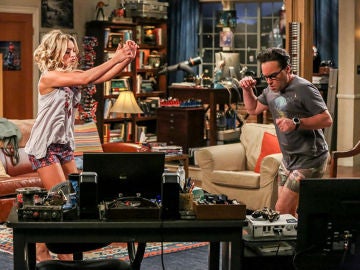 Kaley Cuoco y Johnny Galecki en 'The Big Bang Theory' 