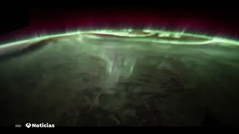 Un astronauta recopila las imágenes captadas por sus compañeros en la Estación Espacial Internacional Un astronauta recopila las imágenes captadas por sus compañeros en la Estación Espacial Internacional