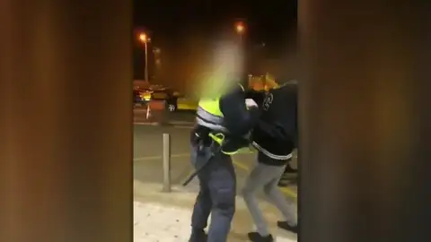 REEMPLAZO Denuncian un nuevo caso de racismo en Renfe: Un guardia de seguridad empuja a un pasajero negro al pedirle su documentación REEMPLAZO Denuncian un nuevo caso de racismo en Renfe: Un guardia de seguridad empuja a un pasajero negro al pedirle su documentación