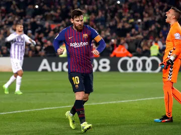 Messi marca de penalti y celebra su gol con el Barcelona Messi marca de penalti y celebra su gol con el Barcelona