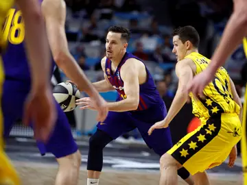 Heurtel conduce el balón ante la defensa del Iberostar Tenerife Heurtel conduce el balón ante la defensa del Iberostar Tenerife