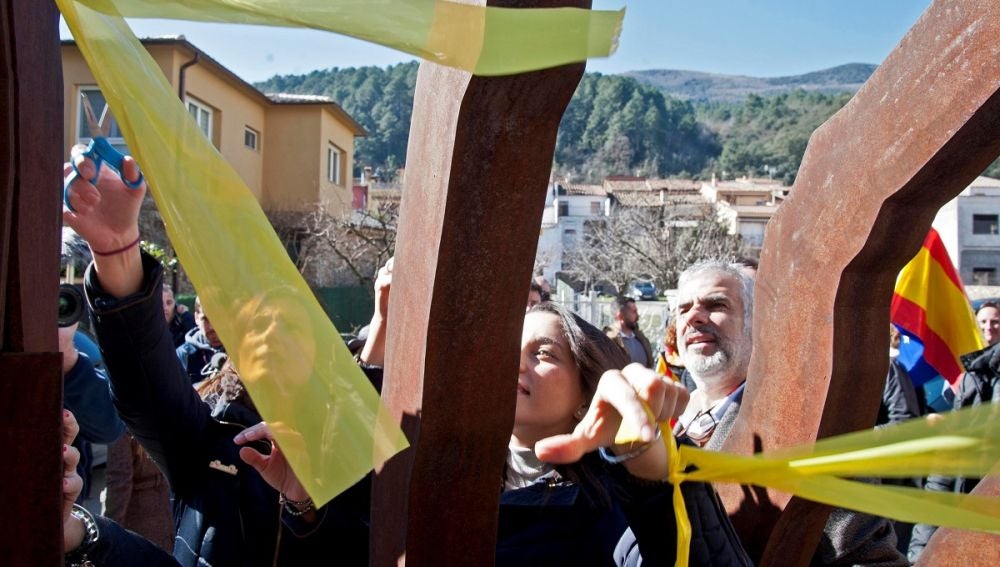 Inés Arrimadas retira lazos amarillos en Amer, Girona