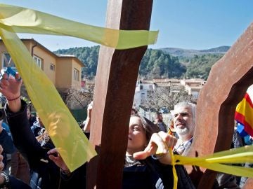 Inés Arrimadas retira lazos amarillos en Amer, Girona