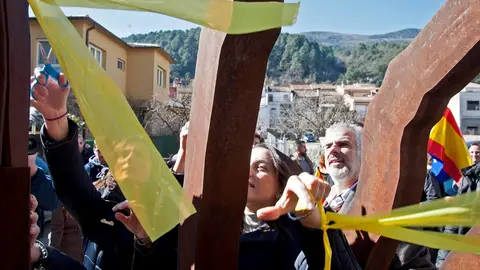 Inés Arrimadas retira lazos amarillos en Amer, Girona Inés Arrimadas retira lazos amarillos en Amer, Girona