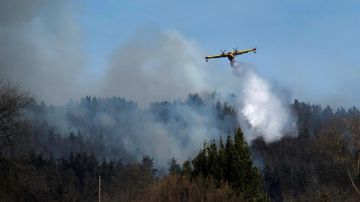 Un hidroavión participa en las labores de extinción de un incendio en Cantabria Un hidroavión participa en las labores de extinción de un incendio en Cantabria