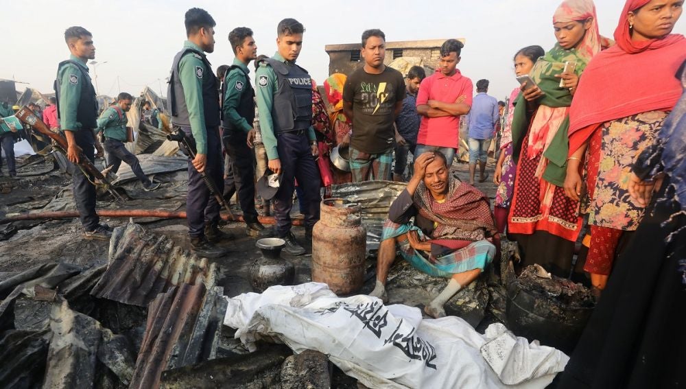 Un incendio deja al menos ocho muertos en Bangladesh