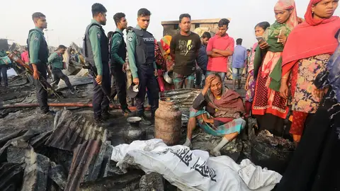 Un incendio deja al menos ocho muertos en Bangladesh Un incendio deja al menos ocho muertos en Bangladesh