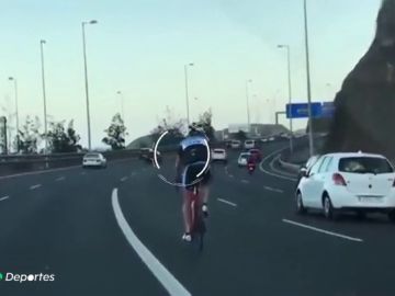 Irresponsabilidad ciclista en la carretera: por el carril central y cambiándose de carril en una autovía