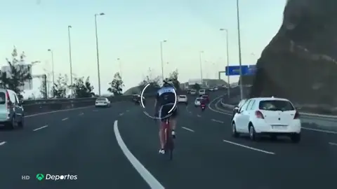 Irresponsabilidad ciclista en la carretera: por el carril central y cambiándose de carril en una autovía Irresponsabilidad ciclista en la carretera: por el carril central y cambiándose de carril en una autovía