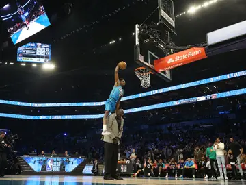 Hamidou Diallo salta por encima de Shaquille O'Neal para realizar un mate Hamidou Diallo salta por encima de Shaquille O'Neal para realizar un mate
