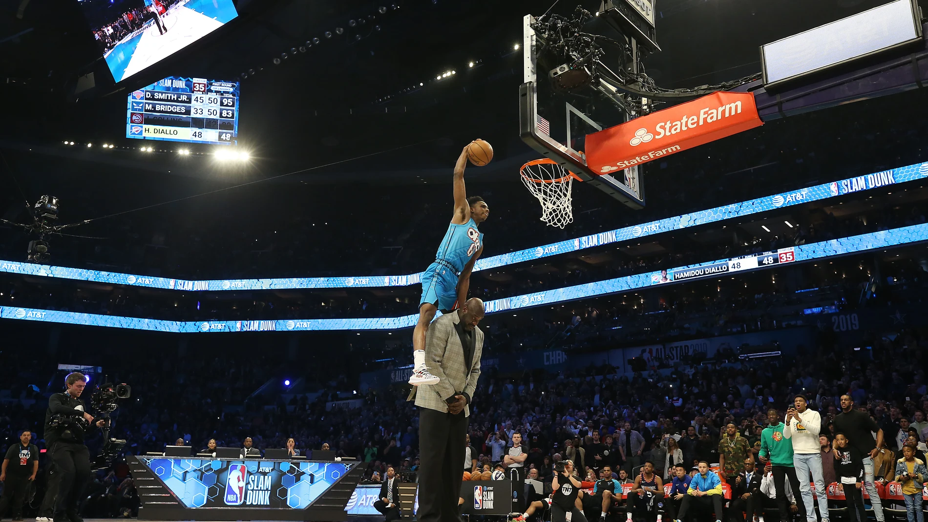 Hamidou Diallo salta por encima de Shaquille O'Neal para realizar un mate Hamidou Diallo salta por encima de Shaquille O'Neal para realizar un mate