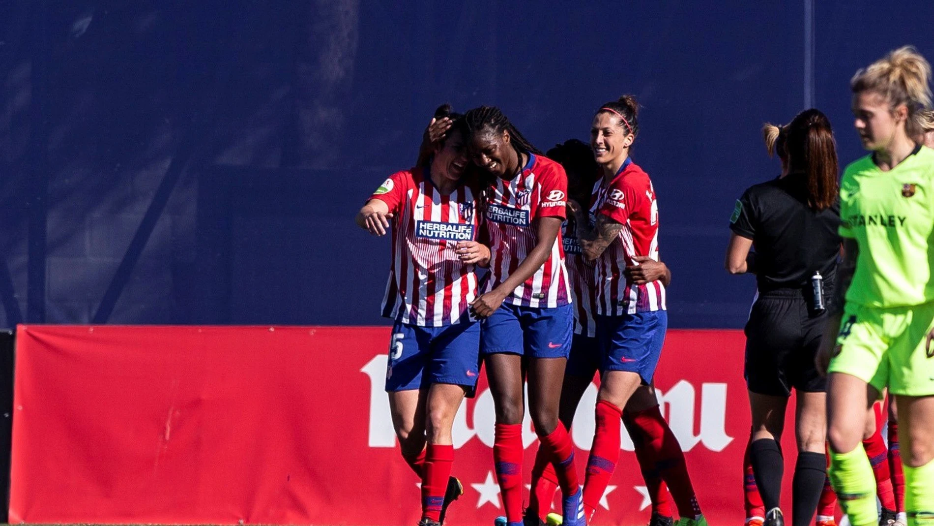 El Atlético celebra un gol de Ludmila El Atlético celebra un gol de Ludmila