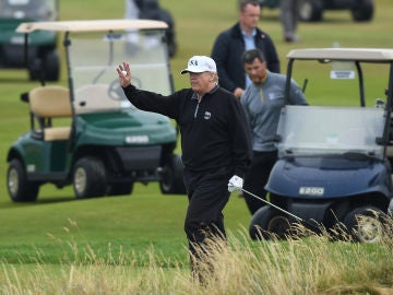 Donald Trump, jugando al golf