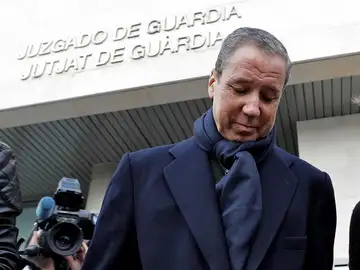 El expresidente de la Generalitat, Eduardo Zaplana , ha comparecido en la oficina de presentaciones del juzgado de guardia de Valéncia. El expresidente de la Generalitat, Eduardo Zaplana , ha comparecido en la oficina de presentaciones del juzgado de guardia de Valéncia.