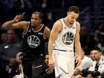 Kevin Durant celebra una canasta ante su compañero Stephen Curry Kevin Durant celebra una canasta ante su compañero Stephen Curry