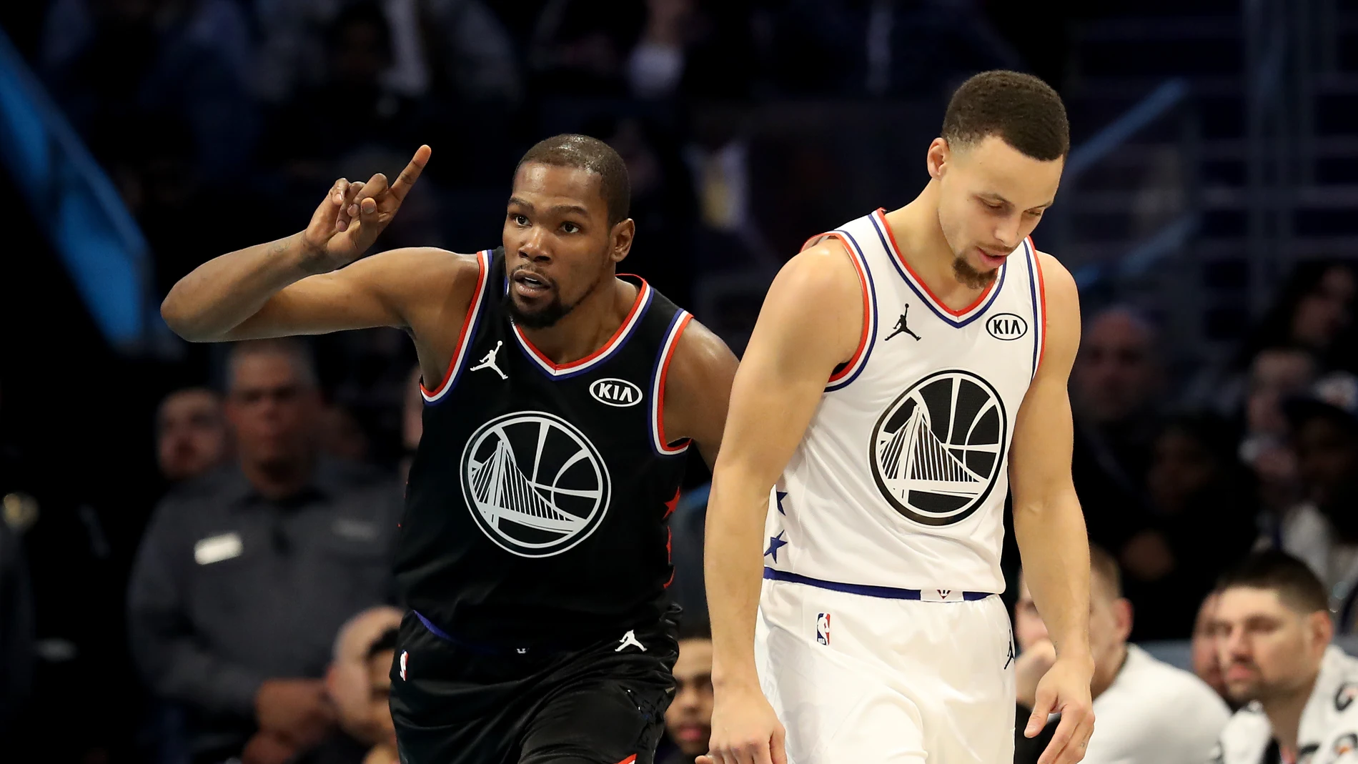 Kevin Durant celebra una canasta ante su compañero Stephen Curry Kevin Durant celebra una canasta ante su compañero Stephen Curry