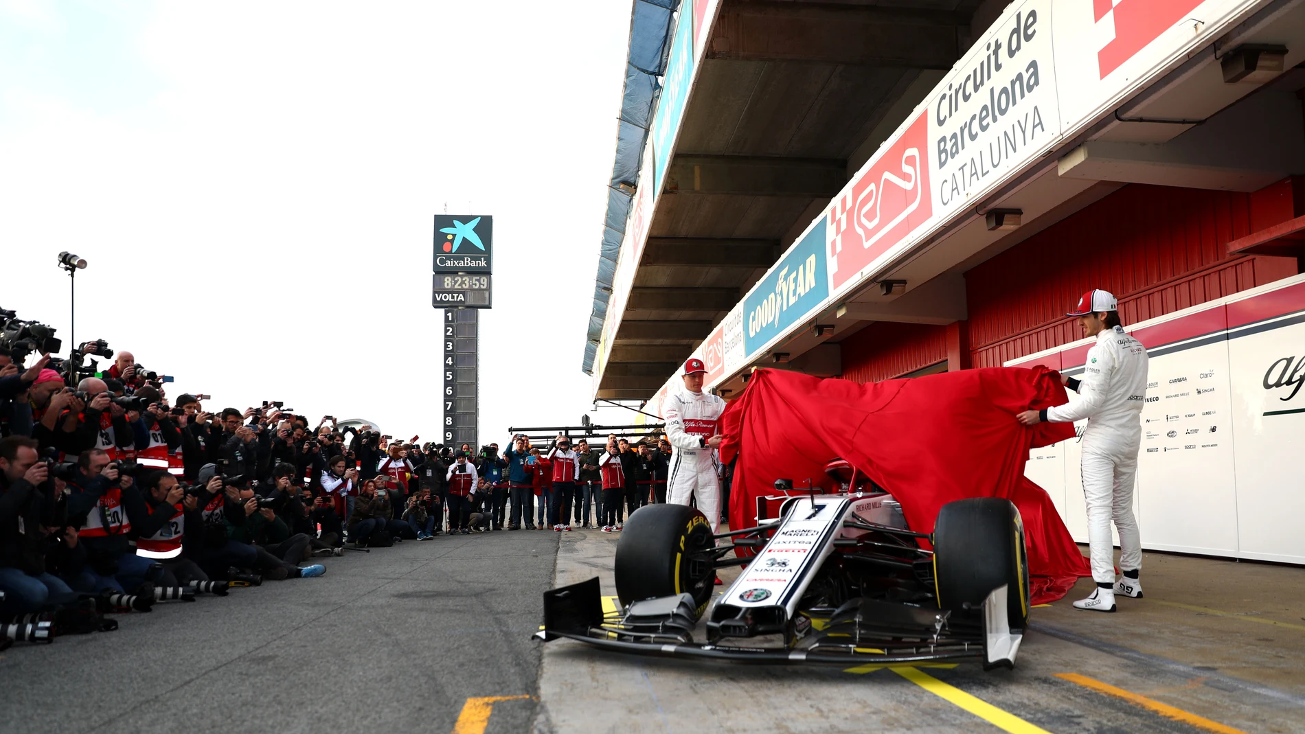 Antonio Giovinazzi y Kimi Raikkonen desvelan su nuevo monoplaza Antonio Giovinazzi y Kimi Raikkonen desvelan su nuevo monoplaza