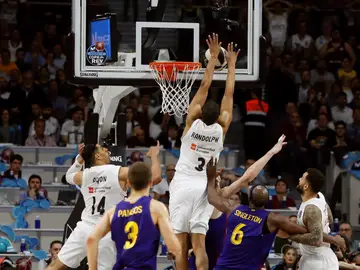 Una de las jugadas de la discordia de la final de la Copa del Rey: Randolph 'tapona' a Tomic Una de las jugadas de la discordia de la final de la Copa del Rey: Randolph 'tapona' a Tomic