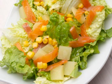 Ensalada de lechuga, patatas y trucha