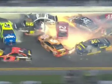 Brutal accidente en Daytona: hasta 22 coches implicados en una colisión múltiple Brutal accidente en Daytona: hasta 22 coches implicados en una colisión múltiple