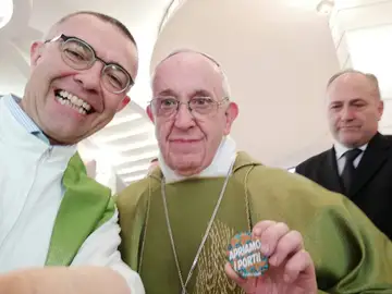 El Papa Francisco posando con una chapa que dice 'Abramos los puertos' El Papa Francisco posando con una chapa que dice 'Abramos los puertos'