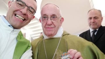 El Papa Francisco posando con una chapa que dice 'Abramos los puertos'