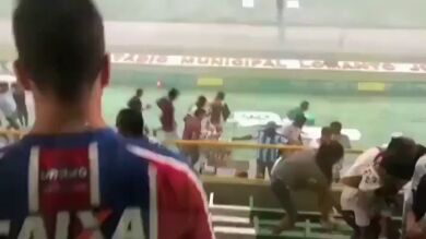 Impactantes imágenes: las gradas de un estadio de Brasil se convierten en cascadas por una fuerte lluvia