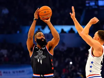 Harden lanza un triple ante la defensa de Curry Harden lanza un triple ante la defensa de Curry