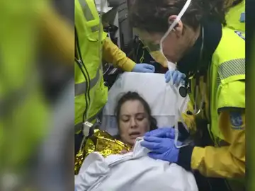La mujer tras dar a luz junto a su hija La mujer tras dar a luz junto a su hija