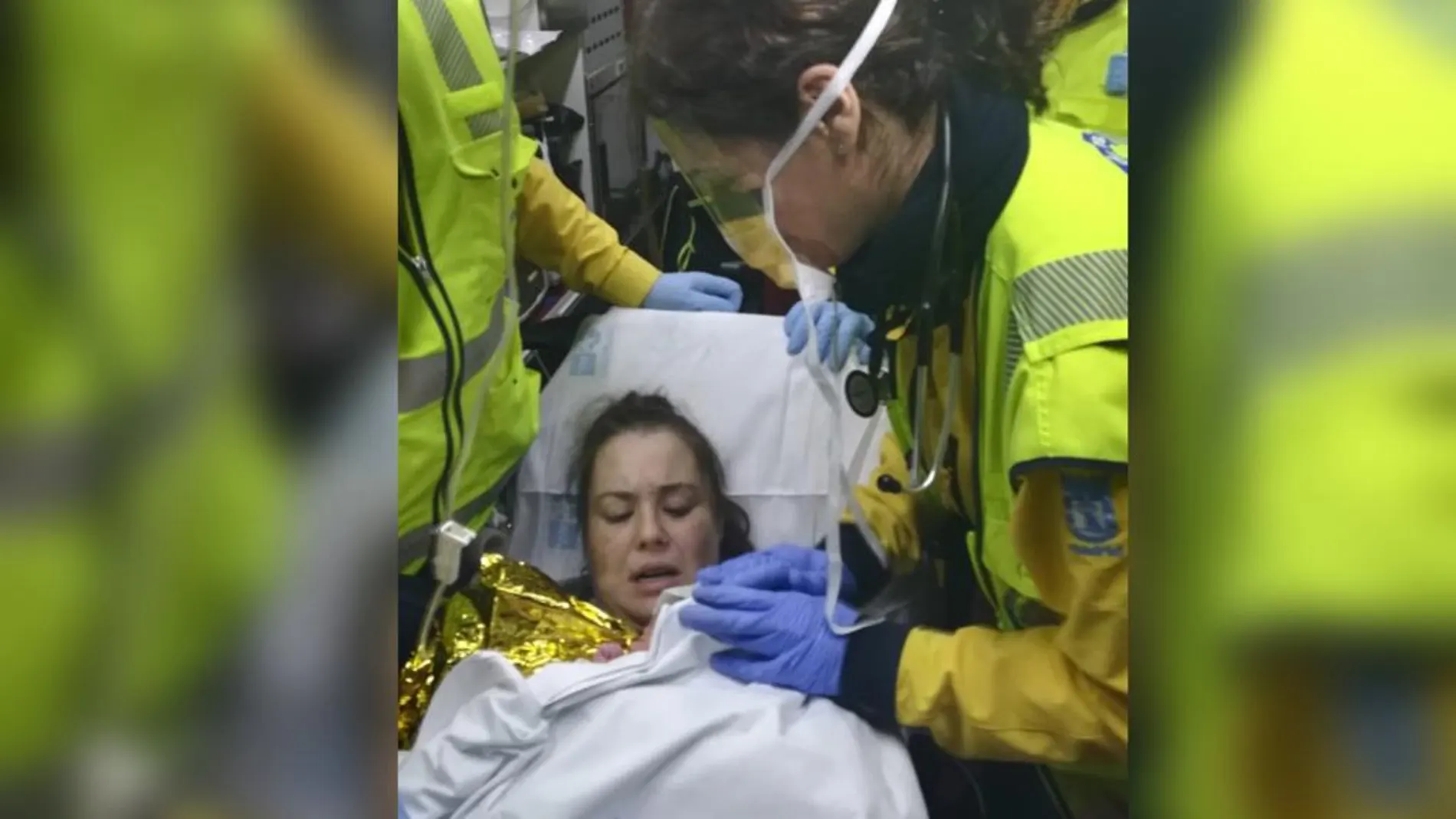 La mujer tras dar a luz junto a su hija La mujer tras dar a luz junto a su hija