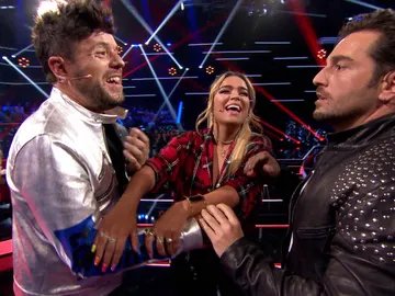 Karol G enseña a mover la pelvis a Pablo López y David Bustamante al ritmo de ‘Mi cama’ en los Asaltos de ‘La Voz’ Karol G enseña a mover la pelvis a Pablo López y David Bustamante al ritmo de ‘Mi cama’ en los Asaltos de ‘La Voz’