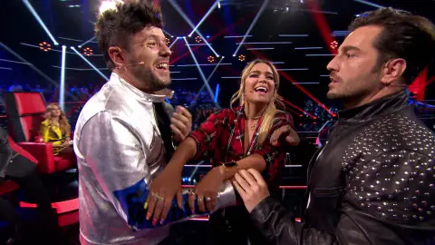 Karol G enseña a mover la pelvis a Pablo López y David Bustamante al ritmo de ‘Mi cama’ en los Asaltos de ‘La Voz’ Karol G enseña a mover la pelvis a Pablo López y David Bustamante al ritmo de ‘Mi cama’ en los Asaltos de ‘La Voz’