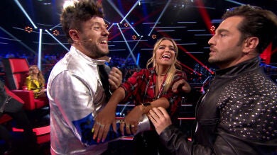 Karol G enseña a mover la pelvis a Pablo López y David Bustamante al ritmo de ‘Mi cama’ en los Asaltos de ‘La Voz’