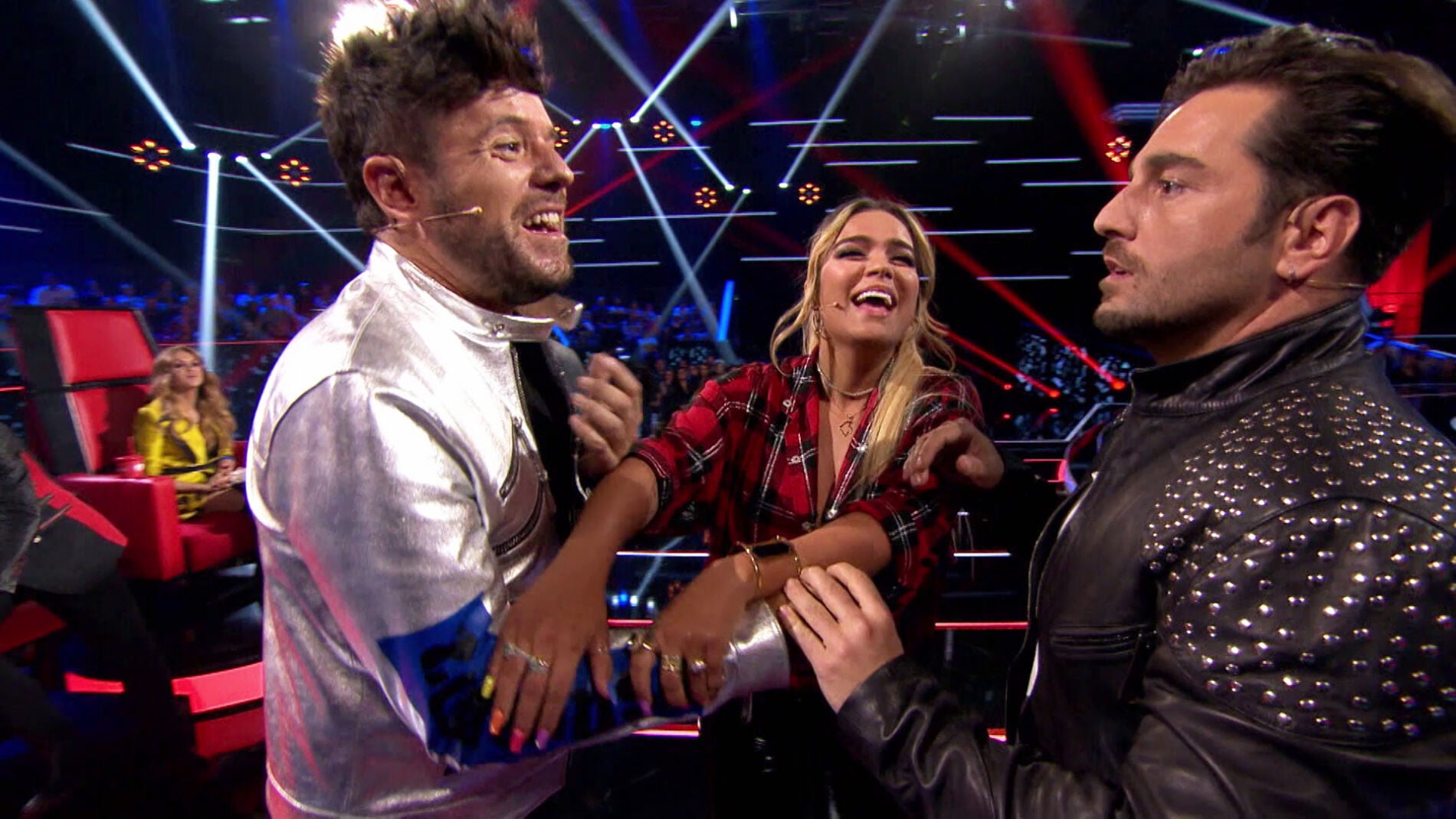 Karol G ense&ntilde;a a mover la pelvis a Pablo L&oacute;pez y David Bustamante al ritmo de &lsquo;Mi cama&rsquo; en los Asaltos de &lsquo;La Voz&rsquo;