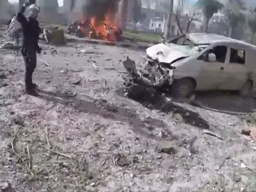 Al menos 17 muertos y más de 50 heridos en un doble atentado con coche bomba en Siria Al menos 17 muertos y más de 50 heridos en un doble atentado con coche bomba en Siria